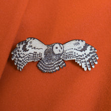Lade das Bild in den Galerie-Viewer, Take Flight Owl Holzbrosche aus Ahorn
