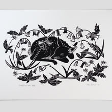 Lade das Bild in den Galerie-Viewer, Handgezogener Siebdruck „Glockenblumen und Hirsche“. 
