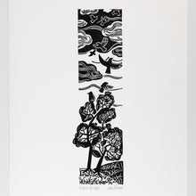 Lade das Bild in den Galerie-Viewer, Linoldruck „Krähenflug“, Krähen fliegen von Bäumen hoch, Linolschnitt 
